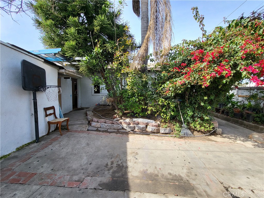 1548 W Century Blvd | Similar Property Thumbnail 3