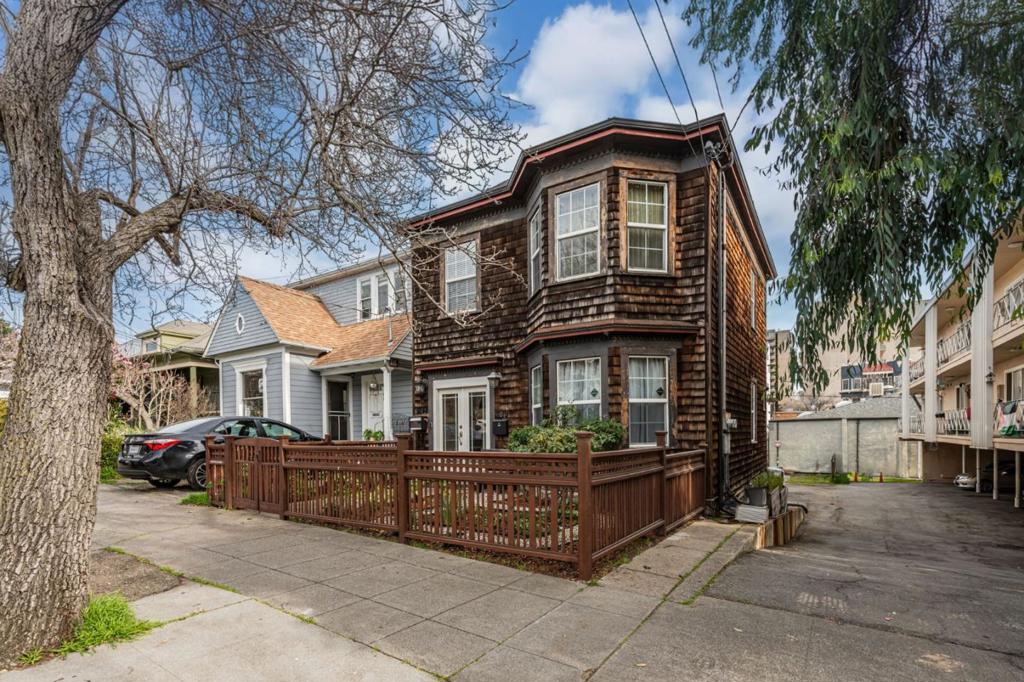 4144 Howe Street | Similar Property Thumbnail 8