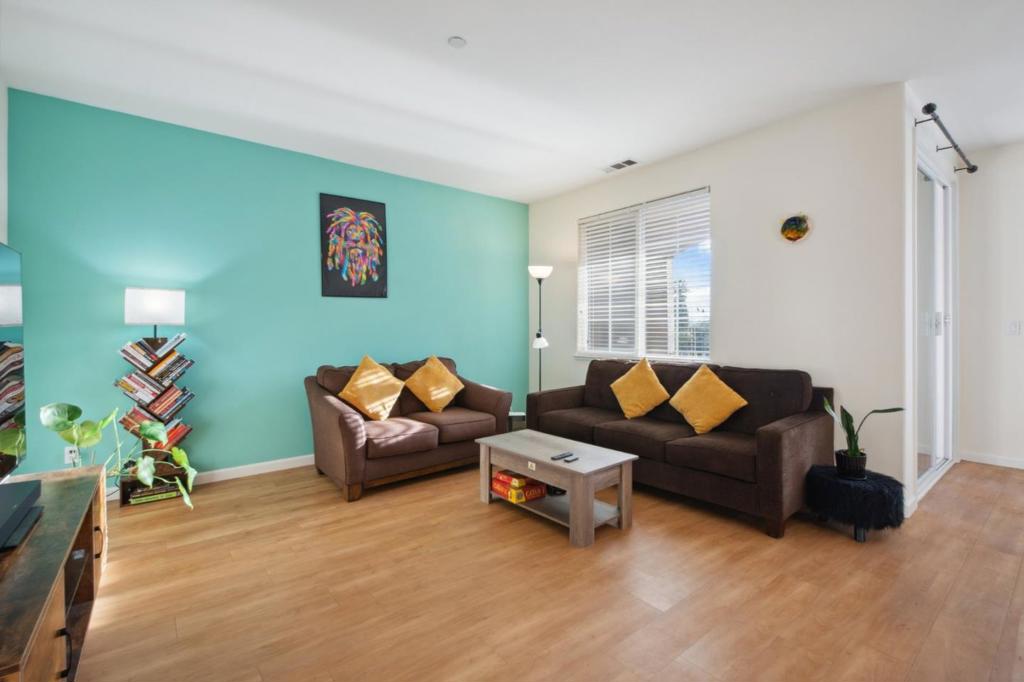 30823 Union City Boulevard | Similar Property Thumbnail 3