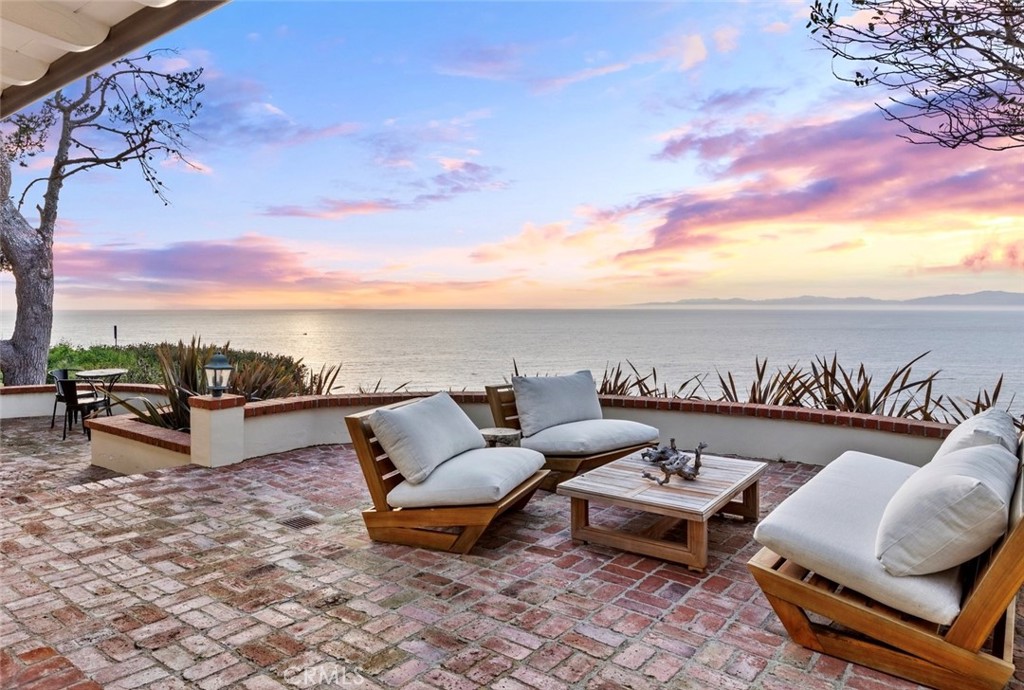 1115 Palos Verdes Drive West | Similar Property Thumbnail