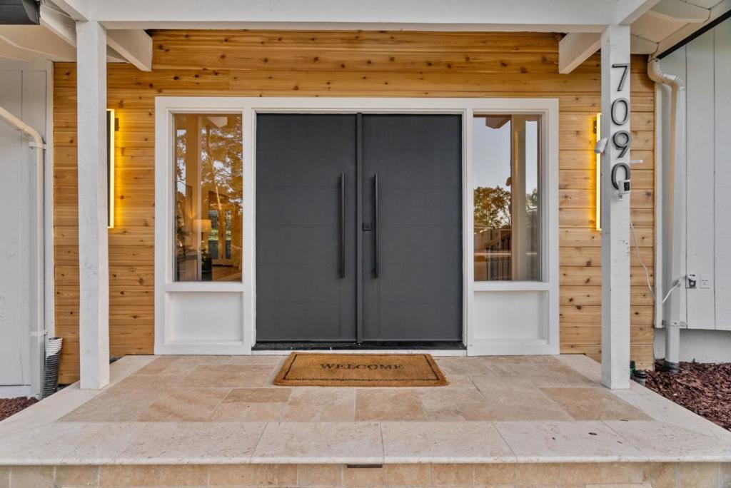 7090 Wooded Lake Drive | Similar Property Thumbnail 7