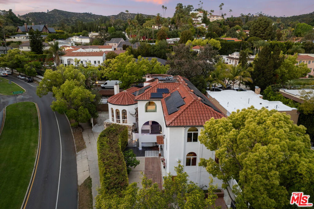 2240 Hillhurst Avenue | Similar Property Thumbnail