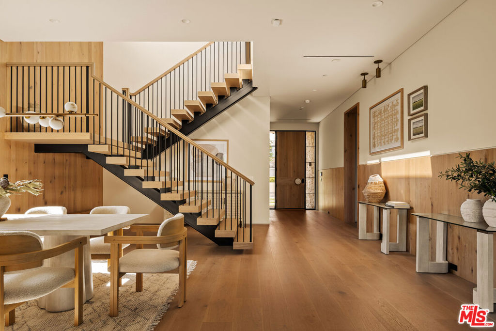 11556 Blix Street | Similar Property Thumbnail