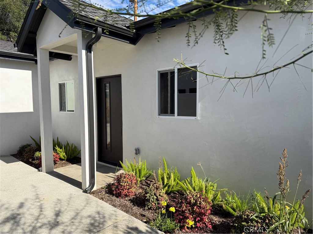 1072 N Vinedo Avenue | Similar Property Thumbnail